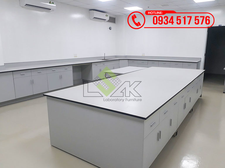 Bàn thao tác trung tâm nhà máy sản xuất hạt điều