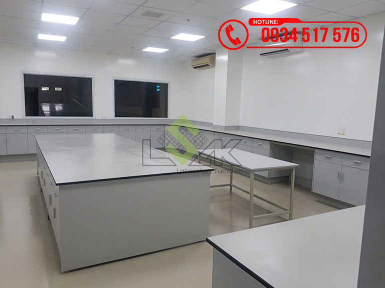 Bàn thao tác trung tâm nhà máy chế biến hạt điều