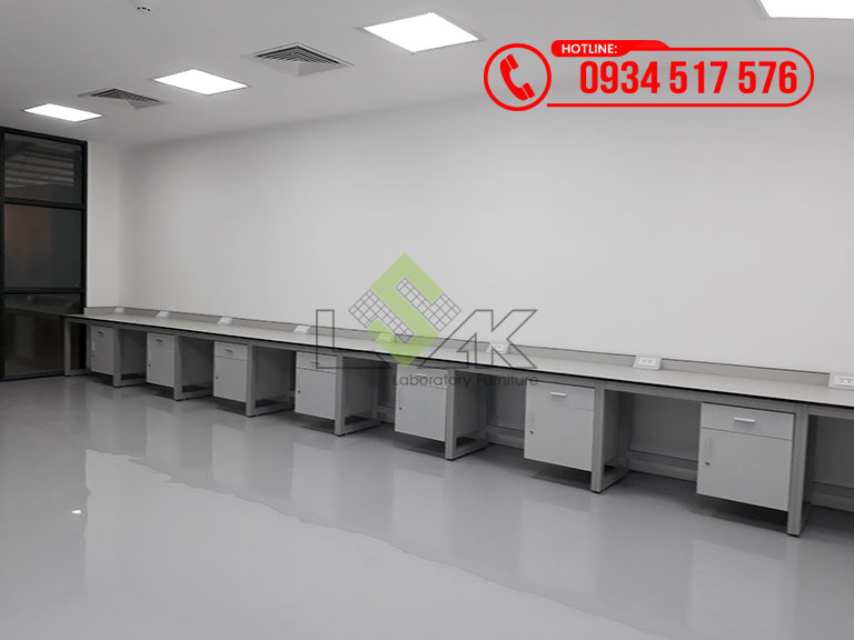 Bàn thí nghiệm áp tường hộc tủ treo nội thất phòng thí nghiệm Innovation Center