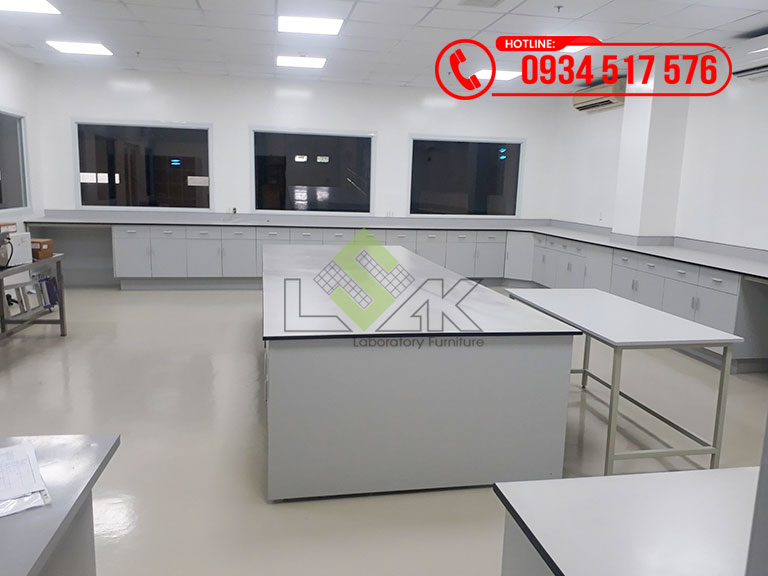 Bàn thao tác trung tâm nhà máy chế biến hạt điều