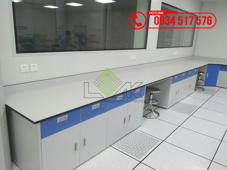 Bàn thí nghiệm áp tường chữ l hộc tủ kín mặt bàn kháng hóa chất
