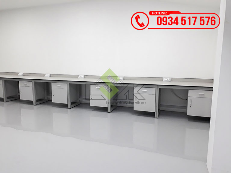 Bàn thí nghiệm áp tường hộc tủ treo nội thất phòng thí nghiệm dệt may