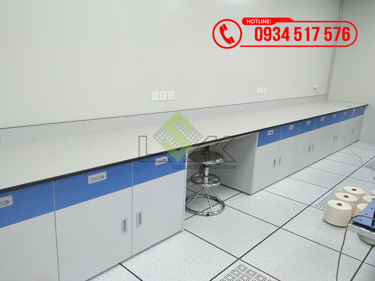 Bàn thí nghiệm áp tường chữ l hộc tủ kín mặt bàn kháng hóa chất