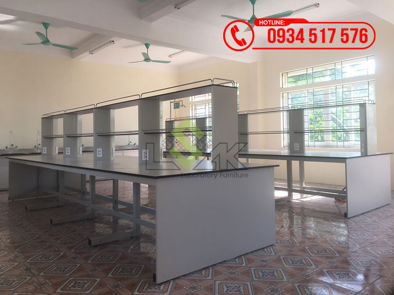 Dãy bàn thí nghiệm trung tâm có kệ phòng thí nghiệm trường học