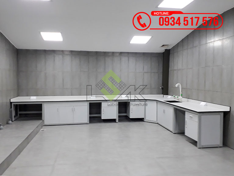 Bàn thí nghiệm áp tường chữ l hộc tủ treo nội thất phòng thí nghiệm Innovation Center