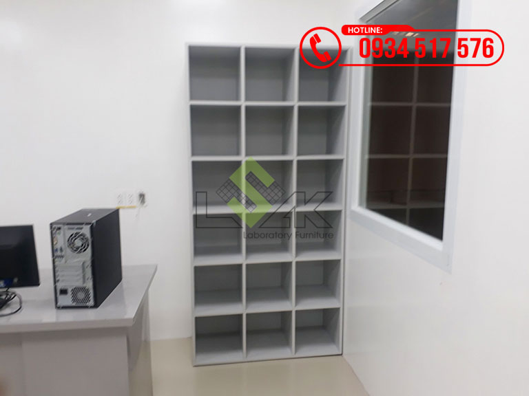 Kệ trưng bày mẫu bằng gỗ chia nhiều ô