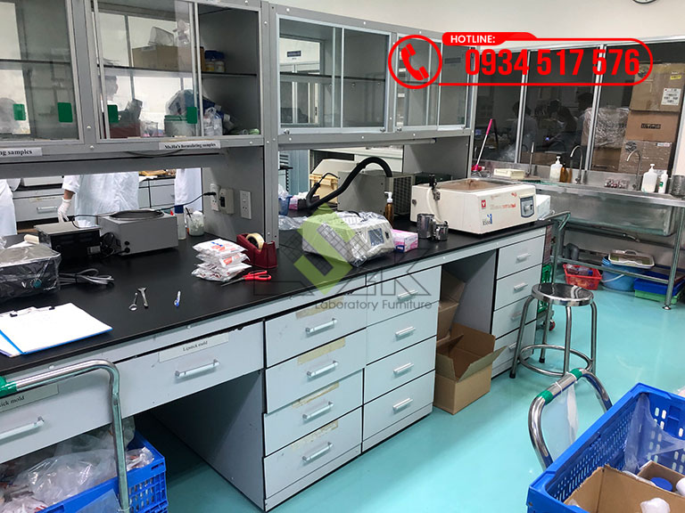 Bàn thí nghiệm trung tâm có kệ để hóa chất phòng lab dược Công ty TNHH Rohto-Mentholatum (Việt Nam)