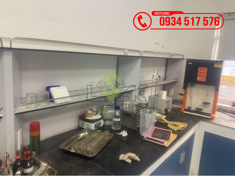 Bàn thí nghiệm áp tường chữ l có kệ để hóa chất phòng lab Công ty TNHH Thức Ăn Chăn Nuôi Thiên Bang Việt Nam