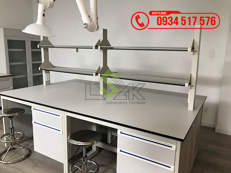 Bàn thí nghiệm trung tâm có kệ để hóa chất phòng lab R&D mỹ phẩm