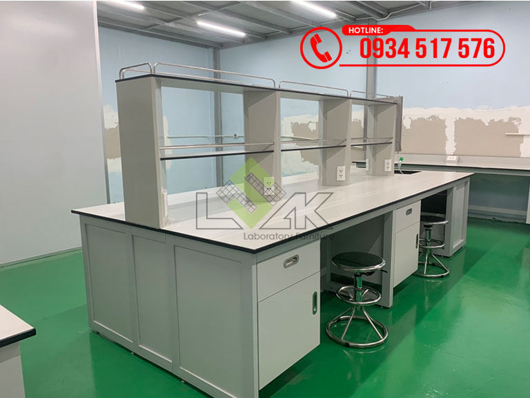 Bàn thí nghiệm trung tâm có kệ để hóa chất dụng cụ
