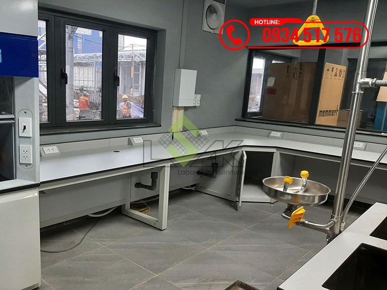 Bàn thí nghiệm áp tường phòng lab Nhà máy sản xuất thuốc thú y thủy sản