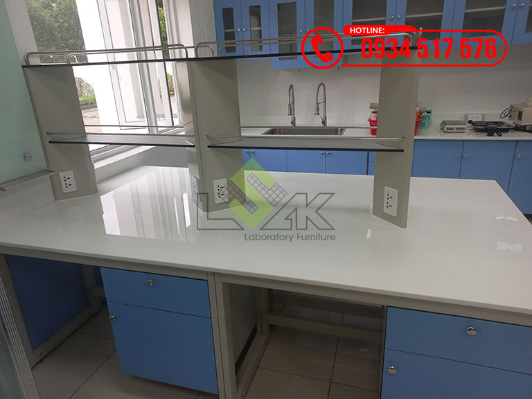 Bàn thí nghiệm trung tâm có kệ hóa chất 2 tầng phòng thí nghiệm