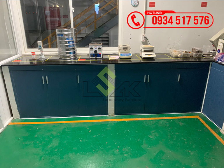 Bàn thí nghiệm áp tường phòng lab nhà máy sản xuất thức ăn chăn nuôi