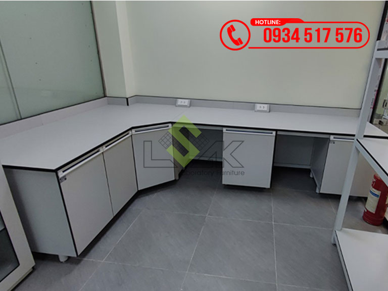 Bàn thí nghiệm áp tường chữ l hộc tủ kín mặt bàn kháng hóa chất