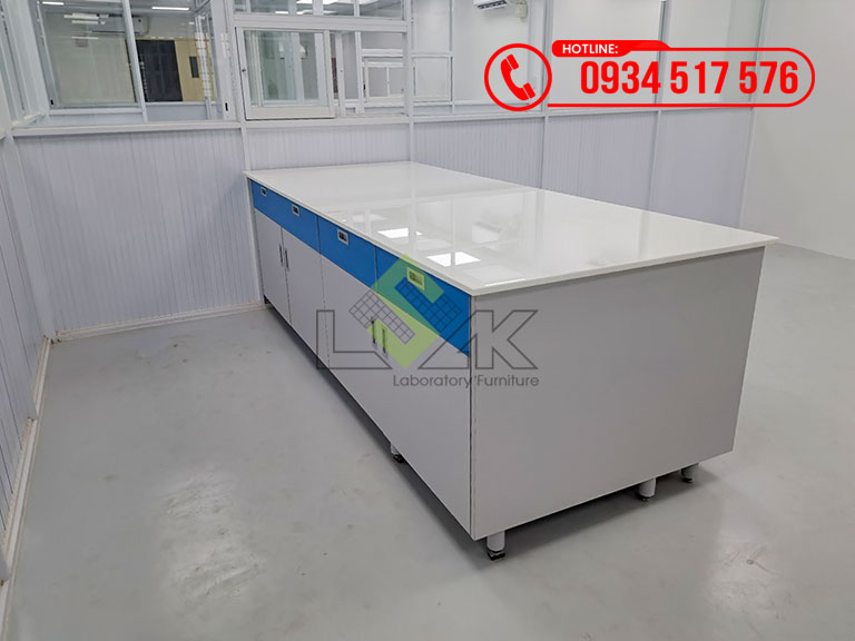 Bàn thí nghiệm trung tâm mặt bàn bằng đá trắng sứ dày 18mm