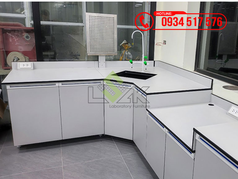 Bàn thí nghiệm áp tường có bồn rửa