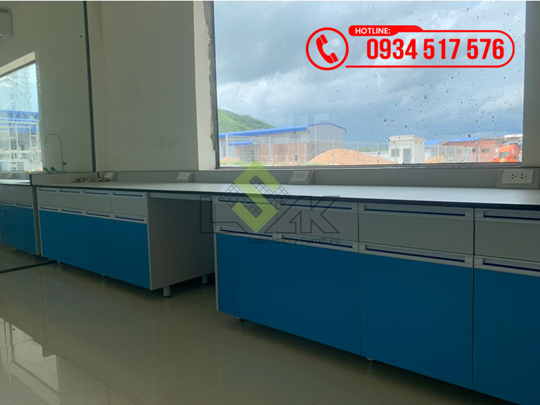 Bàn thí nghiệm áp tường phòng lab nhà máy sản xuất thức ăn chăn nuôi