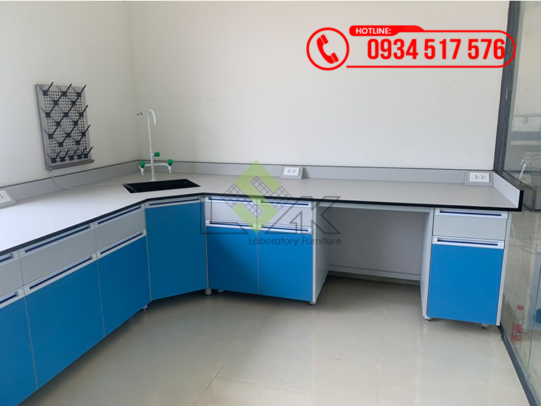 Bàn thí nghiệm áp tường chữ l có chậu rửa