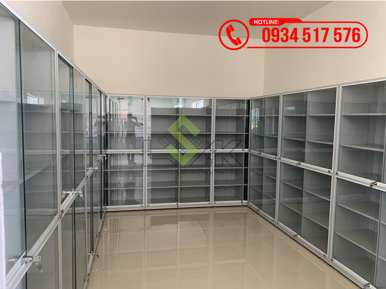Tủ lưu mẫu phòng thí nghiệm vật liệu ván MFC chống ẩm 18mm. Chia thành 6 tầng cửa tủ thiết kế cửa kính dạng lùa