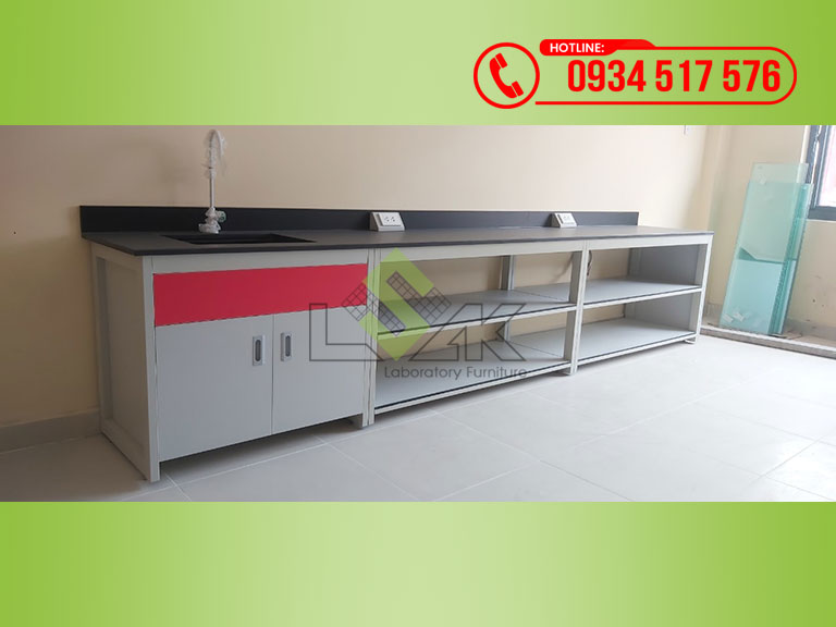 Bàn chuẩn bị mẫu phòng thí nghiệm có bồn rửa