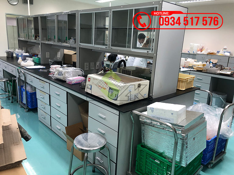 Bàn thí nghiệm trung tâm có kệ để hóa chất phòng lab dược Công ty TNHH Rohto-Mentholatum (Việt Nam)