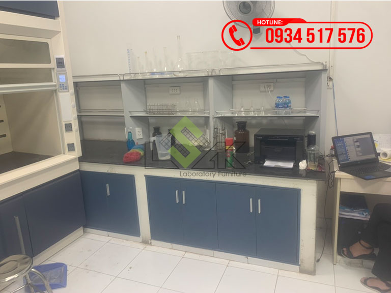 Bàn thí nghiệm áp tường chữ l có kệ để hóa chất phòng lab Công ty TNHH Thức Ăn Chăn Nuôi Thiên Bang Việt Nam