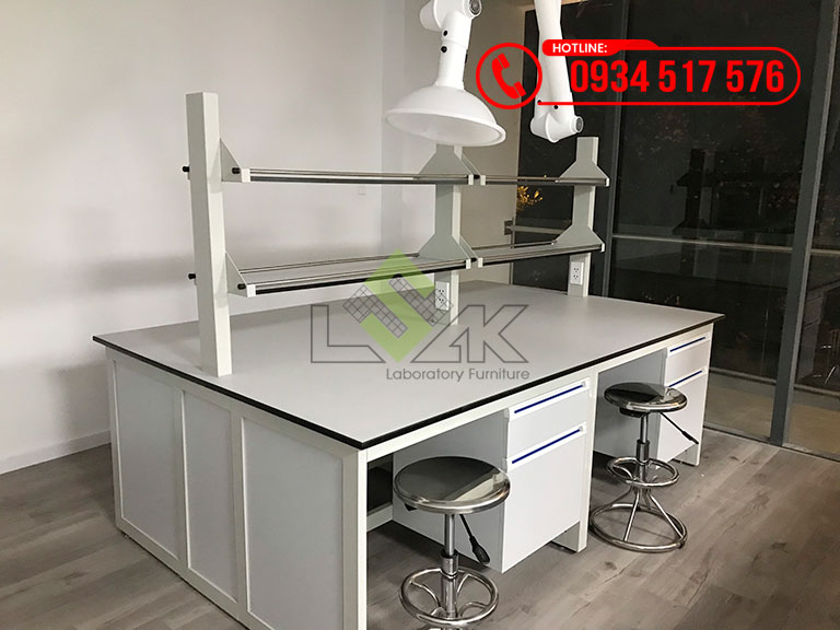 Bàn thí nghiệm trung tâm có kệ để hóa chất phòng lab R&D mỹ phẩm