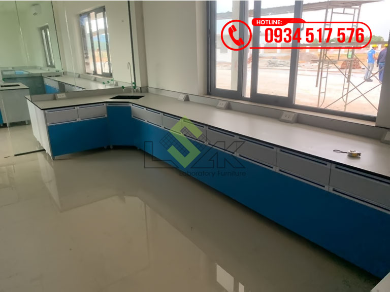 Bàn thí nghiệm áp tường có bồn rửa phòng lab nhà máy sản xuất thức ăn chăn nuôi