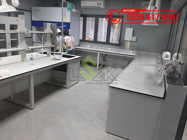 Bàn thí nghiệm áp tường, bàn thí nghiệm trung tâm có kệ để hóa chất và bồn rửa
