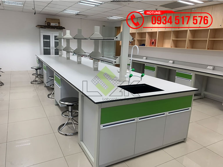 Bàn thí nghiệm trung tâm có chậu rửa nội thất phòng lab R&D Nova Consumer Group
