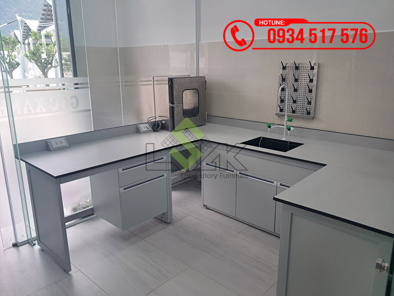 Bàn thí nghiệm áp tường chữ U có chậu rửa