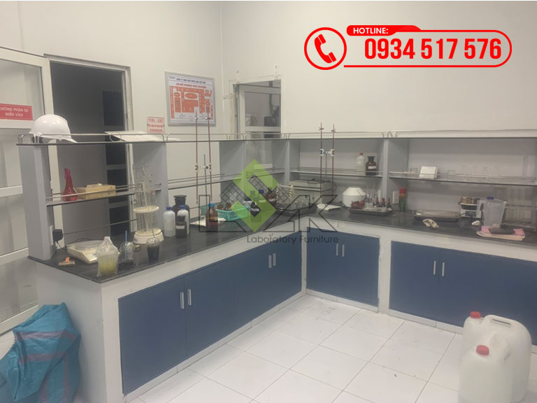 Bàn thí nghiệm áp tường chữ l có kệ để hóa chất phòng lab Công ty TNHH Thức Ăn Chăn Nuôi Thiên Bang Việt Nam