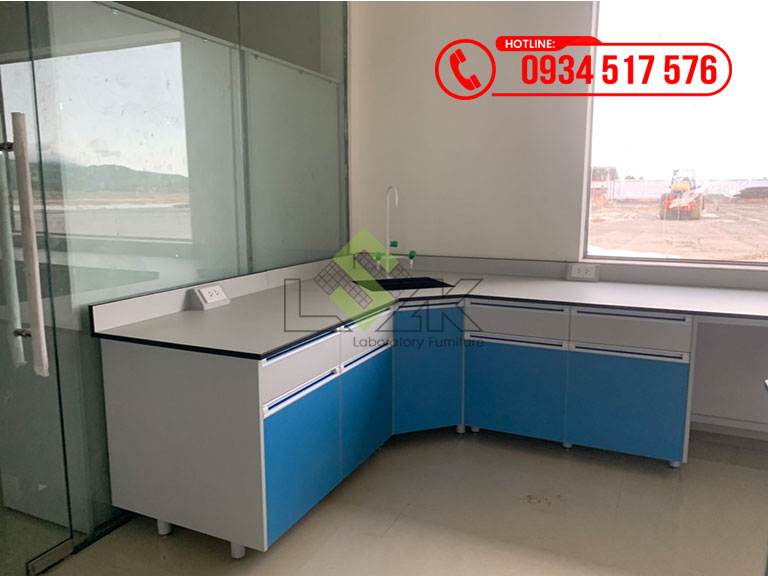 Bàn thí nghiệm áp tường chữ l phòng lab nhà máy sản xuất thức ăn chăn nuôi