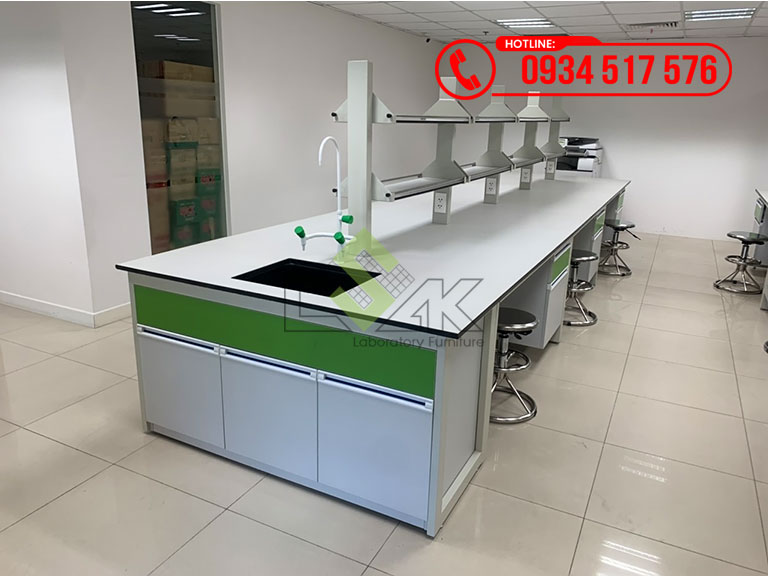 Bàn thí nghiệm trung tâm có kệ nội thất phòng lab R&D Nova Consumer Group