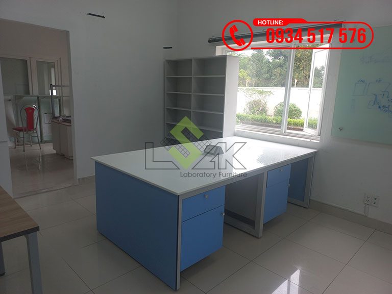 Bàn thao tác trung tâm mặt bàn bằng đá trắng sứ