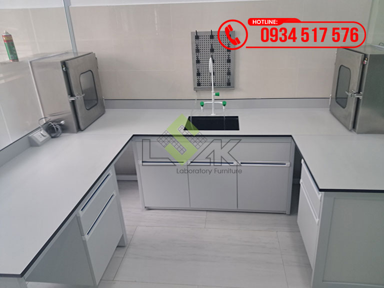 Bàn thí nghiệm áp tường chữ U có chậu rửa