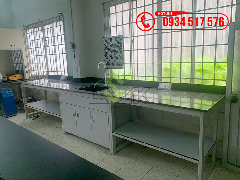 Bàn thí nghiệm áp tường có 1 chậu rửa pp chịu hóa chất, giá phơi dụng cụ