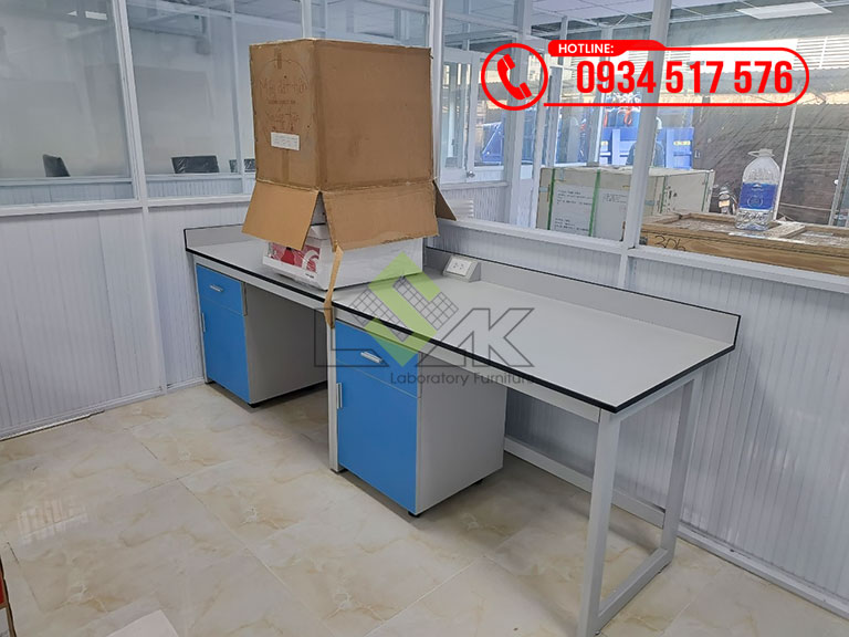 Bàn đặt máy thí nghiệm