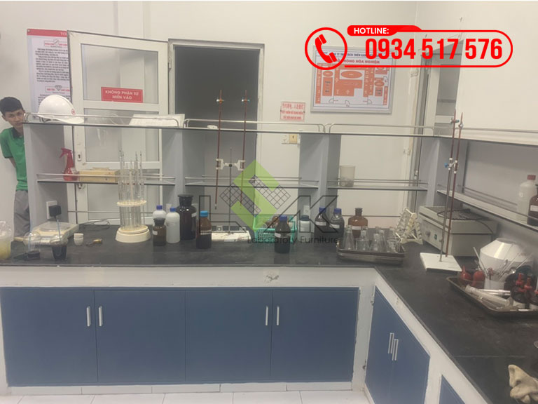 Bàn thí nghiệm áp tường có kệ phòng lab Công ty TNHH Thức Ăn Chăn Nuôi Thiên Bang Việt Nam