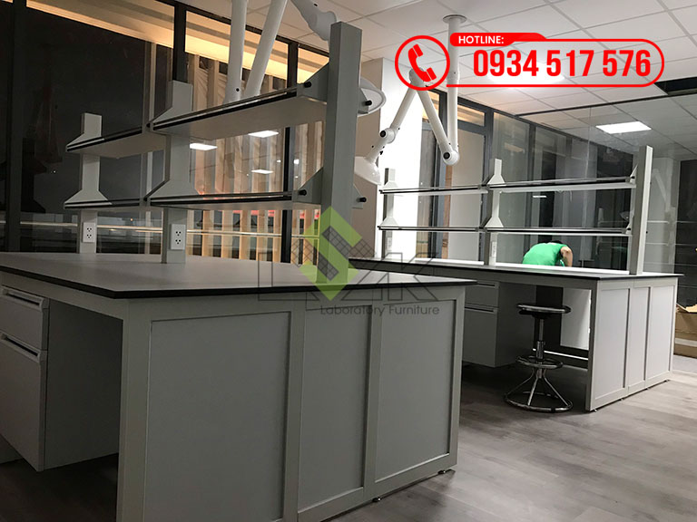 Bàn thí nghiệm trung tâm có kệ để hóa chất phòng lab R&D mỹ phẩm