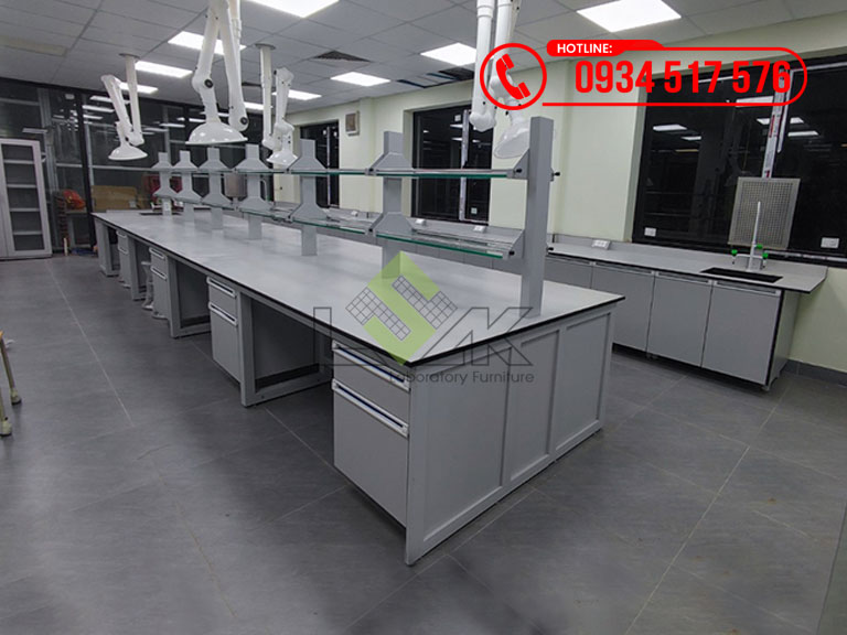 Dãy bàn thí nghiệm trung tâm có kệ phòng lab hóa lý nhà máy sản xuất thức ăn chăn nuôi