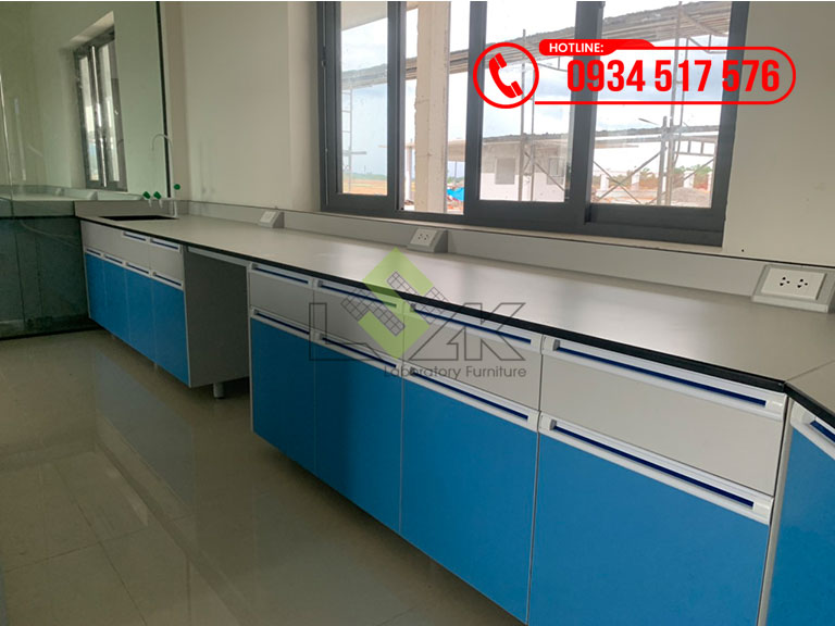 Bàn thí nghiệm áp tường phòng lab nhà máy sản xuất thức ăn chăn nuôi