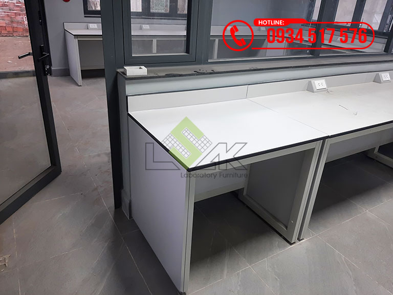 Bàn thí nghiệm áp tường phòng lab Nhà máy sản xuất thuốc thú y thủy sản