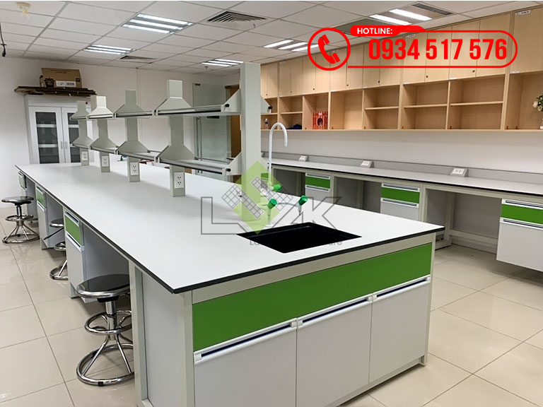 Bàn thí nghiệm trung tâm có có bồn rửa nội thất phòng lab R&D Nova Consumer Group