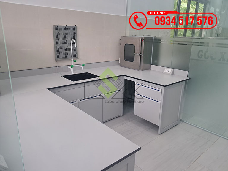 Bàn thí nghiệm áp tường chữ U có chậu rửa