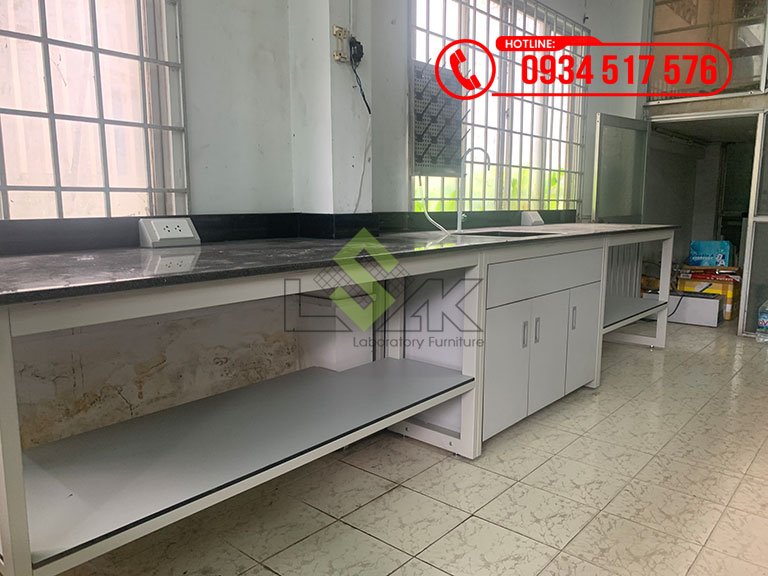 Bàn thí nghiệm áp tường có chậu rửa