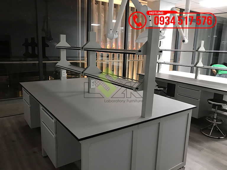 Bàn thí nghiệm trung tâm có kệ để hóa chất phòng lab R&D mỹ phẩm
