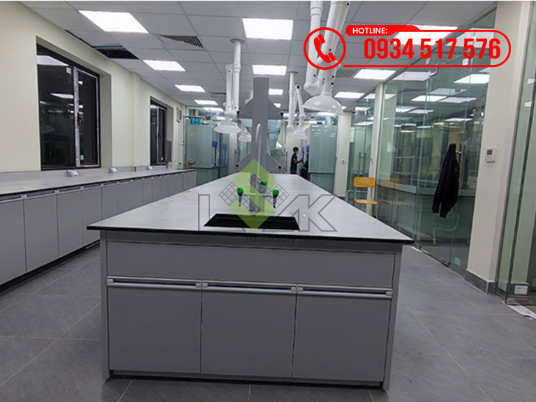 Dãy bàn thí nghiệm trung tâm có bồn rửa phòng lab hóa lý nhà máy sản xuất thức ăn chăn nuôi