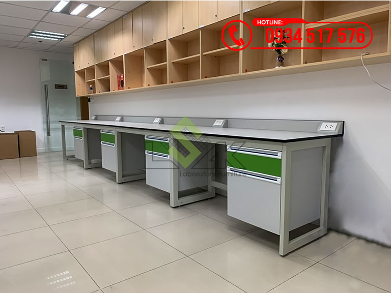 Bàn thí nghiệm áp tường hộc tủ treo nội thất phòng lab R&D Nova Consumer Group