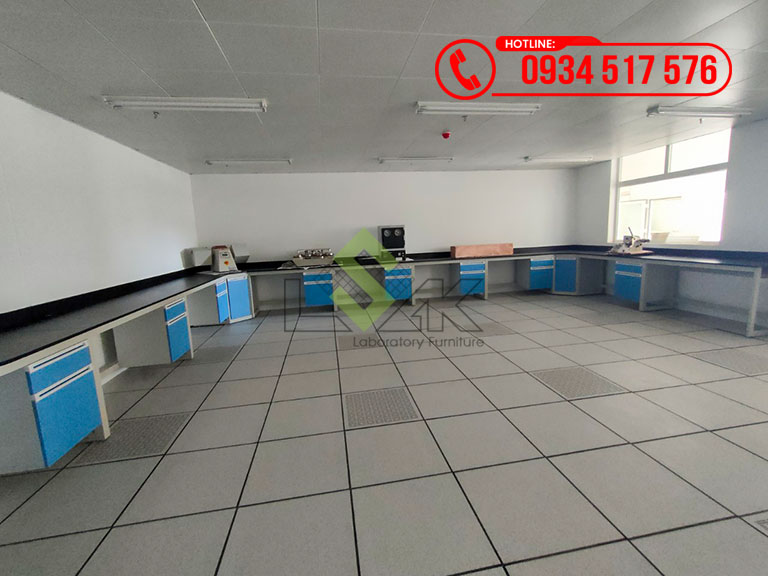 Bàn thí nghiệm áp tường chữ l phòng lab nhà máy dệt nhuộm